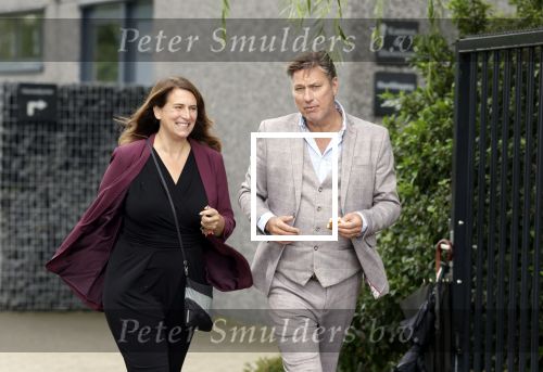 Rotterdam 20 september 2025
Crematie Gerard Cox bij crematorium de Hoeksche Waard. Sander de Kramer met partner