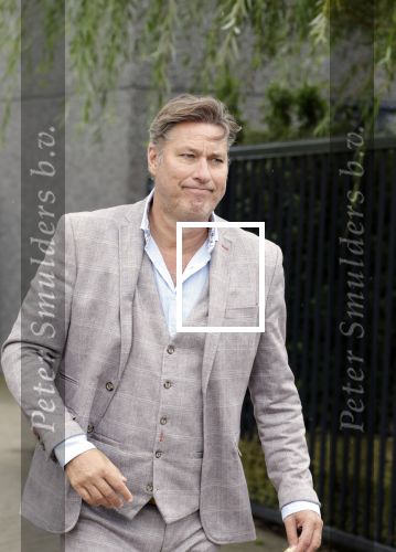 Rotterdam 20 september 2025
Crematie Gerard Cox bij crematorium de Hoeksche Waard. Sander de Kramer met partner