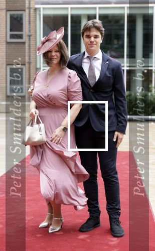 Den Haag 16 september 2025
Prinsjesdag 2025 in Den Haag . Sandra Palmen-Schlangen poseert met haar zoon Floris