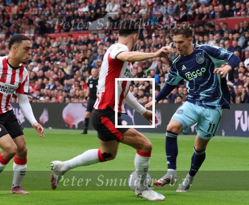 Eindhoven, 21 September 2025
PSV-AJAX, Eindstand 2-2
Kompetitie seizoen 2025-2026
Sergino Dest met Mika Godts