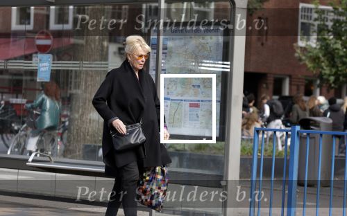 Amsterdam 25 september 2025
Sheila de Vries wacht op de metro in Amsterdam zuid.