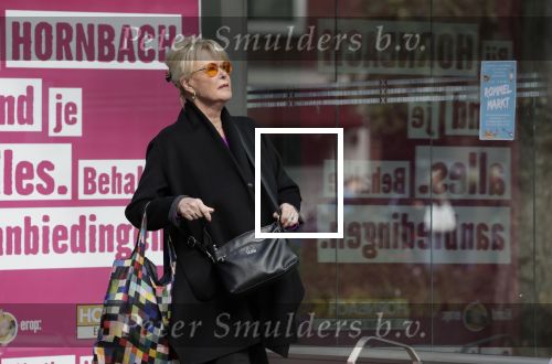 Amsterdam 25 september 2025
Sheila de Vries wacht op de metro in Amsterdam zuid.