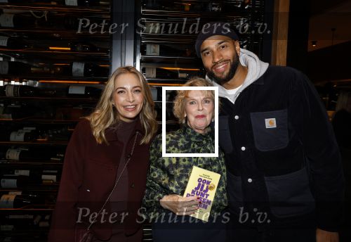 Amsterdam 26 september 2025
Boekpresentatie Simone v d Ende in restaurant Rijks . Chantal Janzen ontvangt het eerste boek . Shelly Sterk Edson da Graca en Simone v d Ende