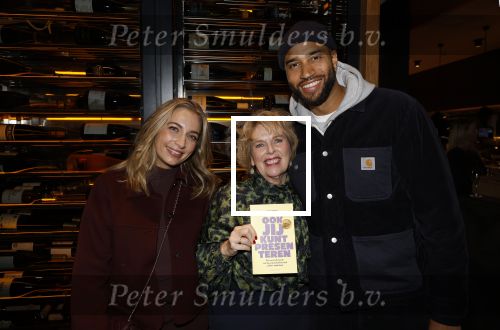Amsterdam 26 september 2025
Boekpresentatie Simone v d Ende in restaurant Rijks . Chantal Janzen ontvangt het eerste boek . Shelly Sterk Edson da Graca en Simone v d Ende