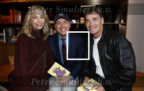 Amsterdam 26 september 2025
Boekpresentatie Simone v d Ende in restaurant Rijks . Chantal Janzen ontvangt het eerste boek . Shelly Sterk Jamai Looman en Jeroen v d Boom