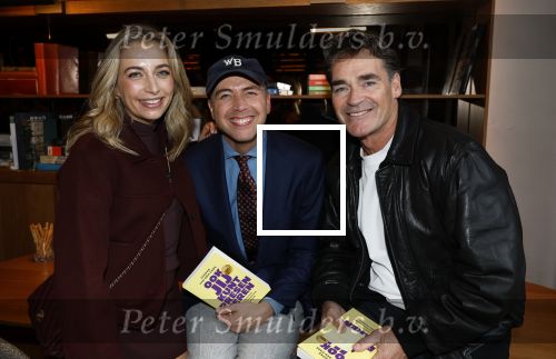 Amsterdam 26 september 2025
Boekpresentatie Simone v d Ende in restaurant Rijks . Chantal Janzen ontvangt het eerste boek . Shelly Sterk Jamai Looman en Jeroen v d Boom