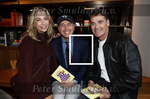 Amsterdam 26 september 2025
Boekpresentatie Simone v d Ende in restaurant Rijks . Chantal Janzen ontvangt het eerste boek . Shelly Sterk Jamai Looman en Jeroen v d Boom