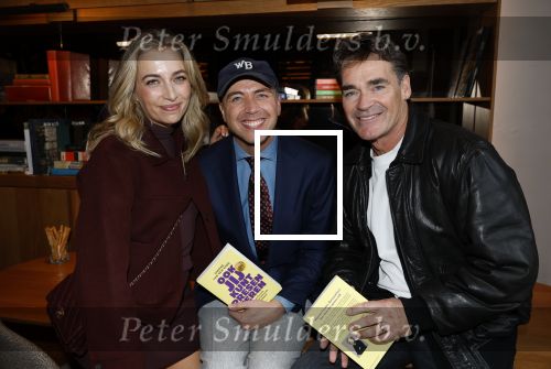 Amsterdam 26 september 2025
Boekpresentatie Simone v d Ende in restaurant Rijks . Chantal Janzen ontvangt het eerste boek . Shelly Sterk Jamai Looman en Jeroen v d Boom