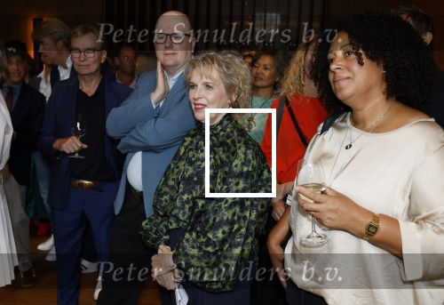 Amsterdam 26 september 2025
Boekpresentatie Simone v d Ende in restaurant Rijks . Chantal Janzen ontvangt het eerste boek .