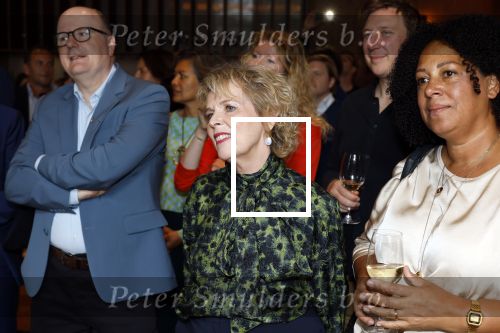 Amsterdam 26 september 2025
Boekpresentatie Simone v d Ende in restaurant Rijks . Chantal Janzen ontvangt het eerste boek .