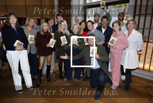 Amsterdam 26 september 2025
Boekpresentatie Simone v d Ende in restaurant Rijks . Chantal Janzen ontvangt het eerste boek .