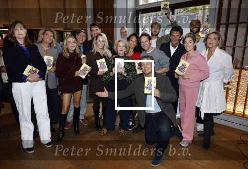 Amsterdam 26 september 2025
Boekpresentatie Simone v d Ende in restaurant Rijks . Chantal Janzen ontvangt het eerste boek .