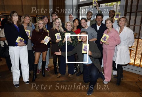 Amsterdam 26 september 2025
Boekpresentatie Simone v d Ende in restaurant Rijks . Chantal Janzen ontvangt het eerste boek .