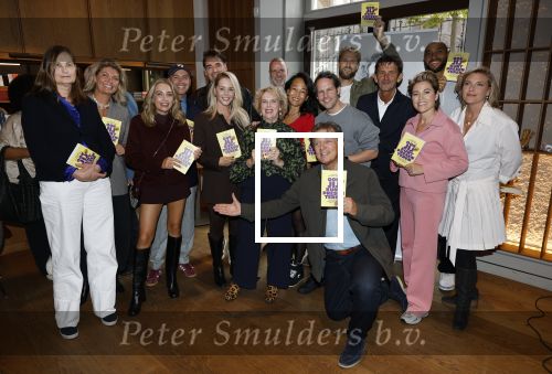 Amsterdam 26 september 2025
Boekpresentatie Simone v d Ende in restaurant Rijks . Chantal Janzen ontvangt het eerste boek .