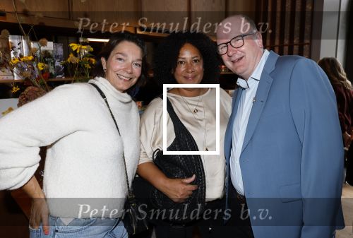 Amsterdam 26 september 2025
Boekpresentatie Simone v d Ende in restaurant Rijks . Chantal Janzen ontvangt het eerste boek .