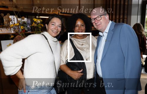 Amsterdam 26 september 2025
Boekpresentatie Simone v d Ende in restaurant Rijks . Chantal Janzen ontvangt het eerste boek .