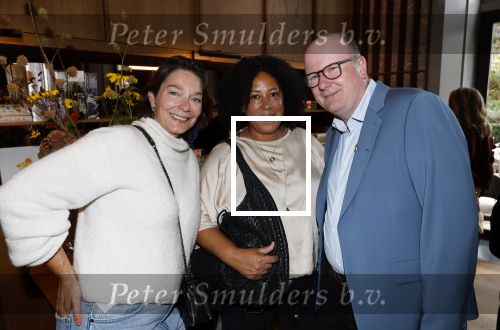 Amsterdam 26 september 2025
Boekpresentatie Simone v d Ende in restaurant Rijks . Chantal Janzen ontvangt het eerste boek .