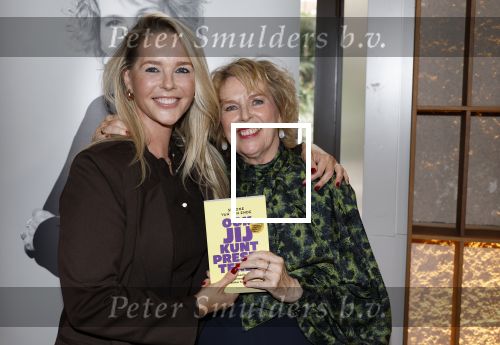 Amsterdam 26 september 2025
Boekpresentatie Simone v d Ende in restaurant Rijks . Chantal Janzen ontvangt het eerste boek .