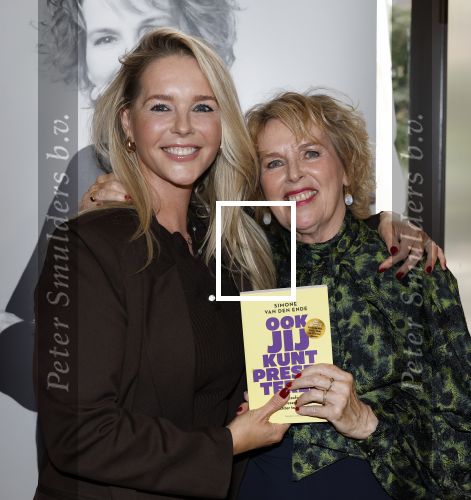 Amsterdam 26 september 2025
Boekpresentatie Simone v d Ende in restaurant Rijks . Chantal Janzen ontvangt het eerste boek .