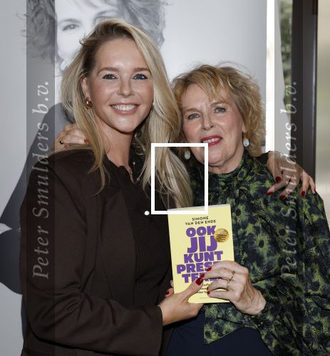 Amsterdam 26 september 2025
Boekpresentatie Simone v d Ende in restaurant Rijks . Chantal Janzen ontvangt het eerste boek .