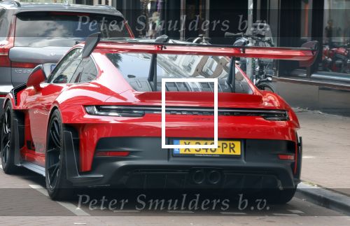 Amsterdam 26 augustus 2026
Logo\'s van de winkels op de pc hooftstraat . DE Winkelstraat van Nederland . Speciale Porsche 911 van Steven Bergwijn