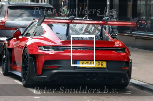Amsterdam 26 augustus 2026
Logo\'s van de winkels op de pc hooftstraat . DE Winkelstraat van Nederland . Speciale Porsche 911 van Steven Bergwijn
