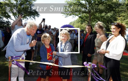 Oldehoktwolde 7 september 2025
opening FilmKerk Wolvega door oa  Steven de Jong Syb v d Ploeg Tatum Dagelet en Sylvana IJsselmuiden . Steven met zijn zoons