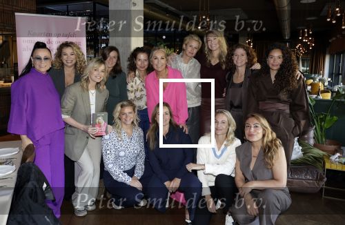 Amsterdam 23 september 2025
Boekpresentatie Tanja Jess bij Hotel  The Lobby . Tanja Jess met Bridget Maasland Fajah Lourens Antje Monteiro Anouk Smulders Susan Smit Yesim Candan Kimberley Klaver Trijntje Oosterhuis Sandra Mattie Marianne Thieme Ayla Brunswijk Barbara Barend en