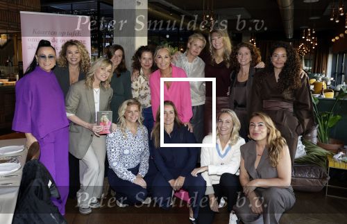 Amsterdam 23 september 2025
Boekpresentatie Tanja Jess bij Hotel  The Lobby . Tanja Jess met Bridget Maasland Fajah Lourens Antje Monteiro Anouk Smulders Susan Smit Yesim Candan Kimberley Klaver Trijntje Oosterhuis Sandra Mattie Marianne Thieme Ayla Brunswijk Barbara Barend en
