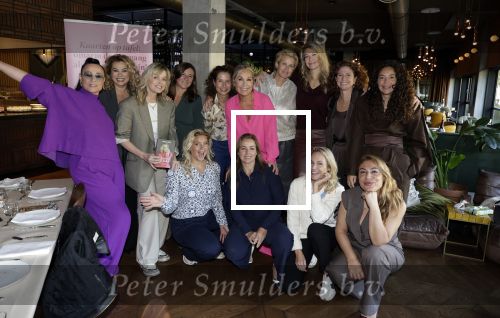 Amsterdam 23 september 2025
Boekpresentatie Tanja Jess bij Hotel  The Lobby . Tanja Jess met Bridget Maasland Fajah Lourens Antje Monteiro Anouk Smulders Susan Smit Yesim Candan Kimberley Klaver Trijntje Oosterhuis Sandra Mattie Marianne Thieme Ayla Brunswijk Barbara Barend en