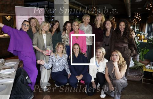 Amsterdam 23 september 2025
Boekpresentatie Tanja Jess bij Hotel  The Lobby . Tanja Jess met Bridget Maasland Fajah Lourens Antje Monteiro Anouk Smulders Susan Smit Yesim Candan Kimberley Klaver Trijntje Oosterhuis Sandra Mattie Marianne Thieme Ayla Brunswijk Barbara Barend en