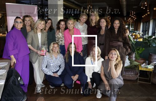 Amsterdam 23 september 2025
Boekpresentatie Tanja Jess bij Hotel  The Lobby . Tanja Jess met Bridget Maasland Fajah Lourens Antje Monteiro Anouk Smulders Susan Smit Yesim Candan Kimberley Klaver Trijntje Oosterhuis Sandra Mattie Marianne Thieme Ayla Brunswijk Barbara Barend en