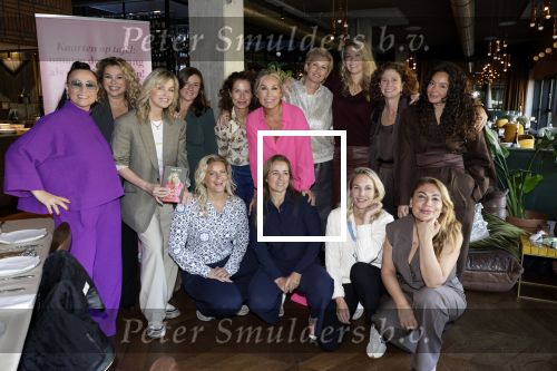 Amsterdam 23 september 2025
Boekpresentatie Tanja Jess bij Hotel  The Lobby . Tanja Jess met Bridget Maasland Fajah Lourens Antje Monteiro Anouk Smulders Susan Smit Yesim Candan Kimberley Klaver Trijntje Oosterhuis Sandra Mattie Marianne Thieme Ayla Brunswijk Barbara Barend en