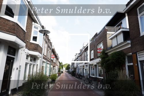 Utrecht 17 juli 2025
In het centrum staan heel veel huizen te Koop . Punt Makelaars is een van de grootste makelaars .