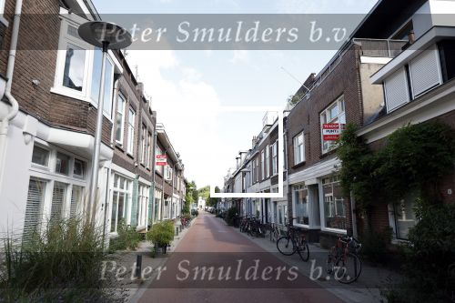 Utrecht 17 juli 2025
In het centrum staan heel veel huizen te Koop . Punt Makelaars is een van de grootste makelaars .
