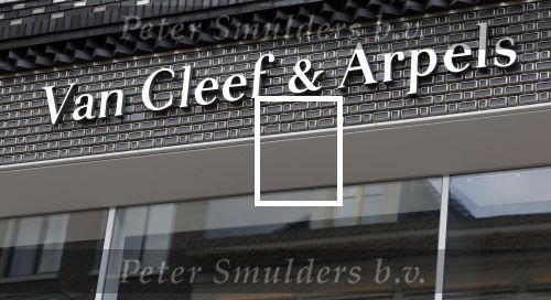 Amsterdam 26 augustus 2026
Logo\'s van de winkels op de pc hooftstraat . DE Winkelstraat van Nederland . Van Cleewf & Arpels