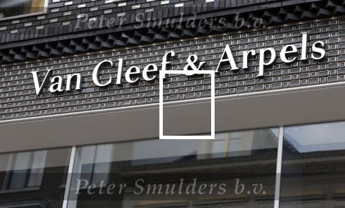 Amsterdam 26 augustus 2026
Logo\'s van de winkels op de pc hooftstraat . DE Winkelstraat van Nederland . Van Cleewf & Arpels
