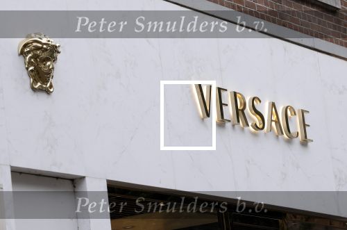 Amsterdam 26 augustus 2026
Logo\'s van de winkels op de pc hooftstraat . DE Winkelstraat van Nederland . Versace