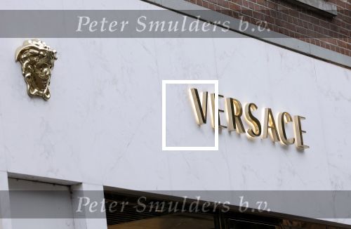 Amsterdam 26 augustus 2026
Logo\'s van de winkels op de pc hooftstraat . DE Winkelstraat van Nederland . Versace