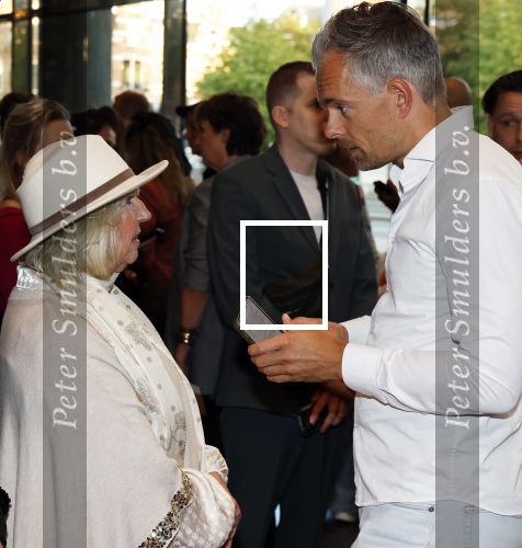 Amsterdam 12 september 2025
Uitreiking Cinemusic Rembrandt Oeuvre Award - tijdens The Night Of Cinemusic in het Concertgebouw. Jeroen Krabbe krijgt Ouvre prijs uit handen van Rene Mioch . Willeke Alberti