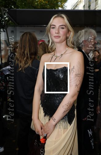 Den Haag 3 september 2025
Premiere Goldband in Pathe Buitenhof Den Haag . Maan met nep tatoo\'s
