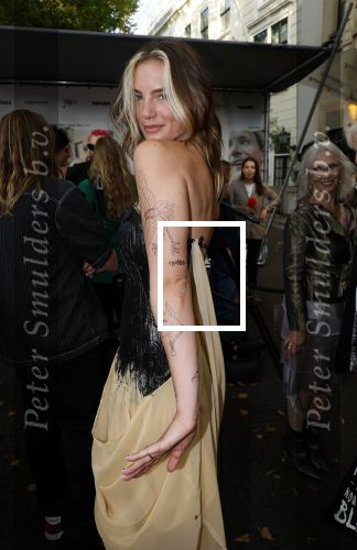 Den Haag 3 september 2025
Premiere Goldband in Pathe Buitenhof Den Haag . Maan met nep tatoo\'s