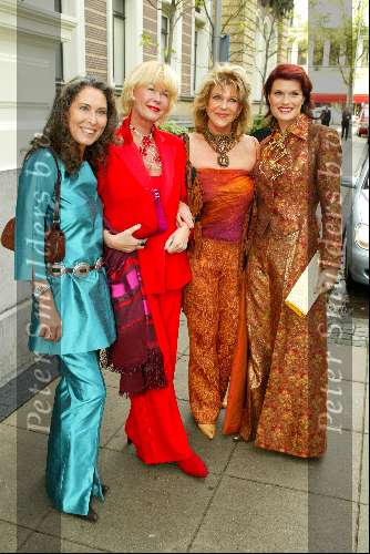 Amsterdam 6 oktober 2003

Beau Monde awards in het amstel hotel
Anouk v Nes Patricia Steur Sheila de Vries en Astrid Engels

© Copyright: Fotopersbureau Peter Smulders BV