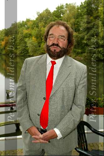 Hilversum 9 oktober 2003


Arie Ribbens 

© Copyright: Fotopersbureau Peter Smulders BV
