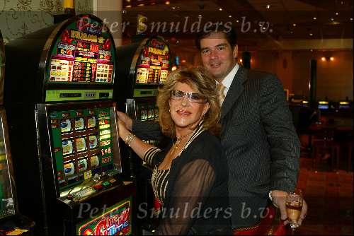 Scheveningen 30 september 2003
Society brunch in het holland casino scheveningen
Astrid Engels achter de gokautomaat