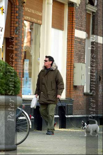 Amsterdam 21 oktober 2003

Barry Hay met hond  op cornelis schuytstraat

© Copyright: Fotopersbureau Peter Smulders BV