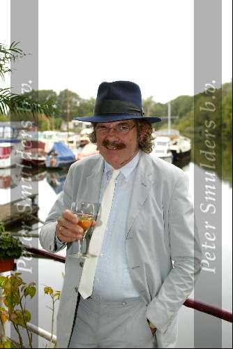 Hilversum 9 oktober 2003
Presentatie cd Johnny Hoes in Wilschut
Bennie Jolink met hoed met glas wijn