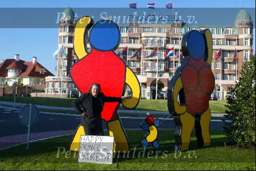 Noordwijk 17 oktober 2003
opening palace hotel in noordwijk

Kunstwerk Prinses Maxima en Prins Willem Alexander en Berry Martens
© Copyright: Fotopersbureau Peter Smulders BV