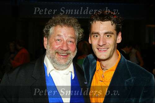 Amersfoort 12 oktober 2003

Premiere zeg ns Aa in de flint

Chiem v Houweninge met zoon

© Copyright: Fotopersbureau Peter Smulders BV