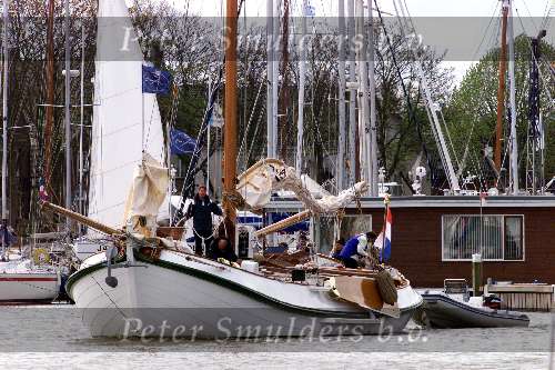 Muiden 6 mei 2001

Groene Draeck vaart de haven van Muiden uit.

© Copyright: Fotopersbureau Peter Smulders BV